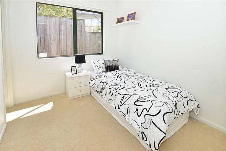 Photo of property in 1/21 Jumento Place, Unsworth Heights, Auckland, 0632