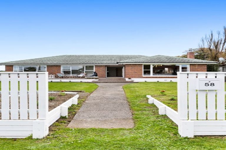 Photo of property in 58 Yeovil Road, Te Atatu Peninsula, Auckland, 0610