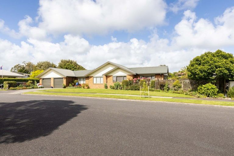 Photo of property in 16 Kinross Drive, Merrilands, New Plymouth, 4312