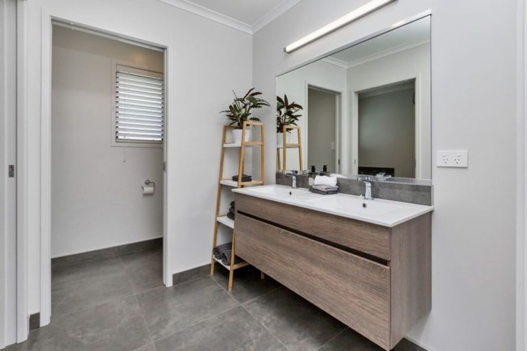 Photo of property in 32 Waitemata Drive, One Tree Point, 0118