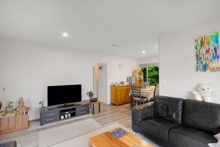 Photo of property in 2/10 Kirklow Place, Goodwood Heights, Auckland, 2105