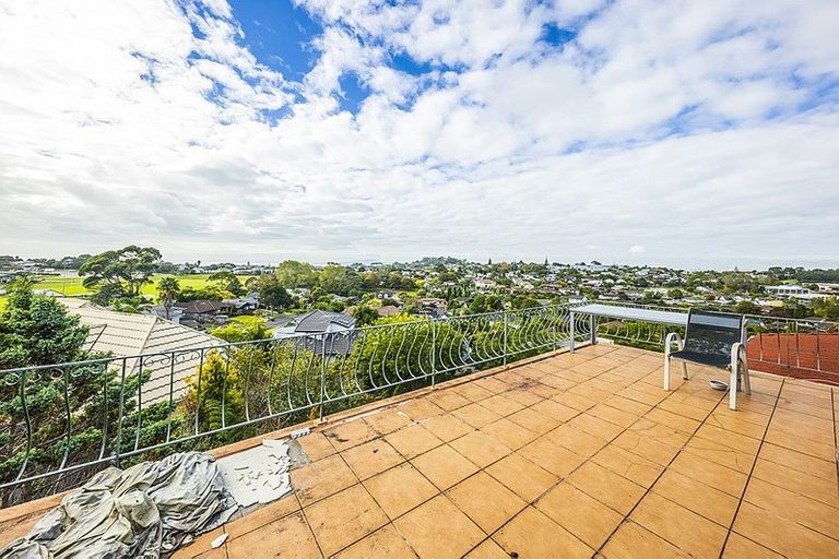 Photo of property in 28 Ronald Macken Place, Windsor Park, Auckland, 0632
