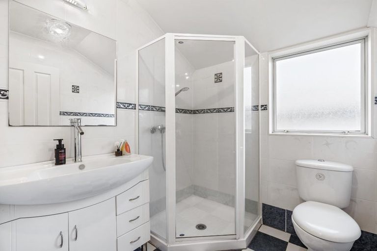 Photo of property in 18 Tollana Road, Te Atatu Peninsula, Auckland, 0610