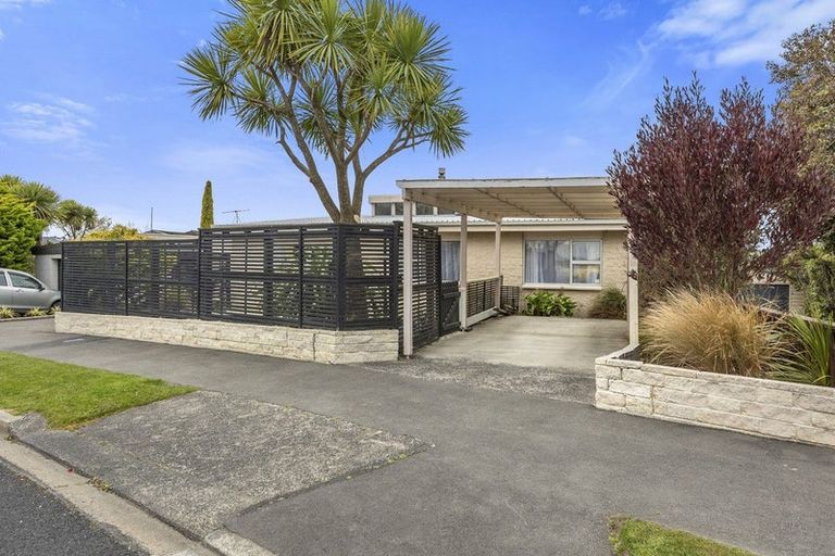 Photo of property in 28 Estuary Crescent, Fairfield, Dunedin, 9018