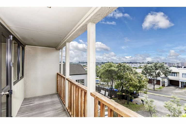 Photo of property in 1/7 Pannill Place, Oteha, Auckland, 0632