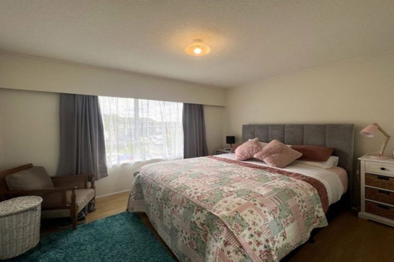 Photo of property in 1/3 Forsythe Place, Massey, Auckland, 0614