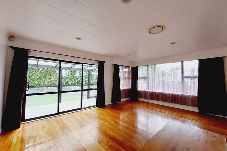 Photo of property in 50 Convair Crescent, Mangere, Auckland, 2022