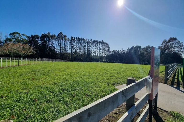 Photo of property in 53 Dysart Lane, Kumeu, 0891