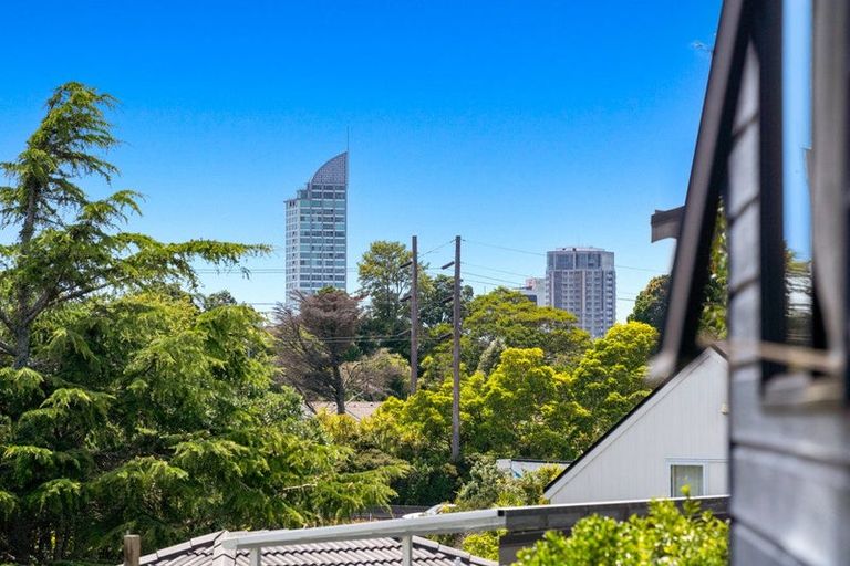 Photo of property in 1/9a Kitewao Street, Northcote, Auckland, 0627