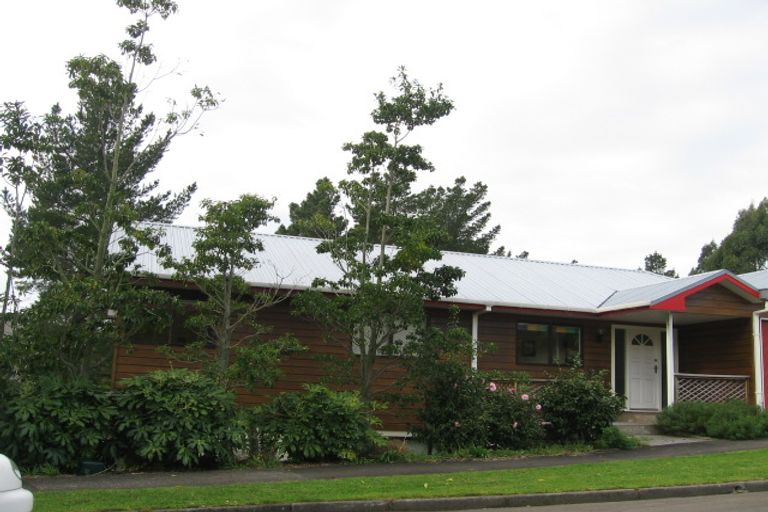 Photo of property in 32 Springdale Grove, Fitzherbert, Palmerston North, 4410