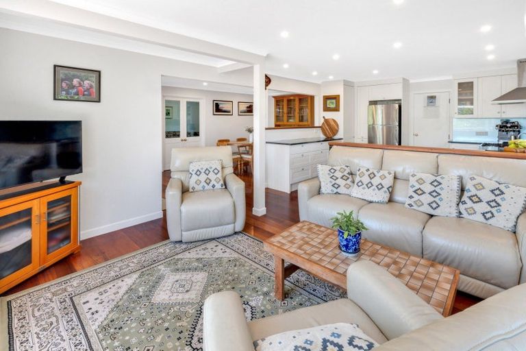 Photo of property in 4 Liston Crescent, Cockle Bay, Auckland, 2014