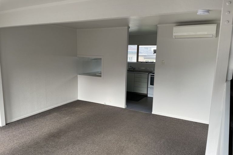 Photo of property in 1/133 Queens Drive, Lyall Bay, Wellington, 6022