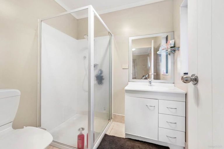 Photo of property in 1 Rixon Place, Te Atatu Peninsula, Auckland, 0610