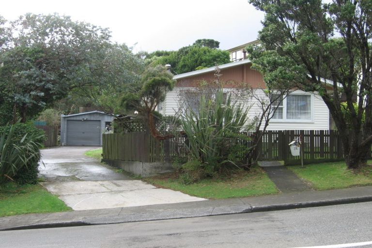 Photo of property in 72 Stewart Drive, Newlands, Wellington, 6037