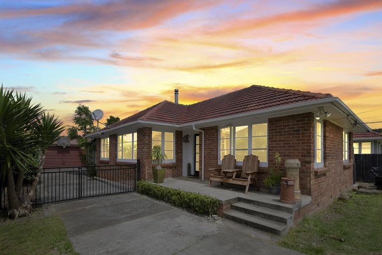 Photo of property in 7 Rixon Place, Te Atatu Peninsula, Auckland, 0610