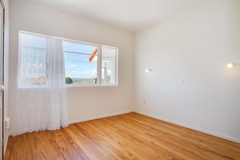 Photo of property in 32 Te Atatu Road, Te Atatu South, Auckland, 0610