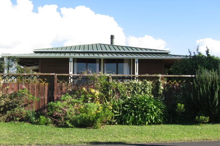 Photo of property in 8 Nickell Place, Orewa, 0931