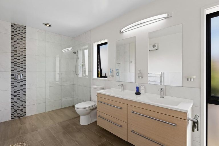 Photo of property in 32 Seaview Crescent, Hatfields Beach, Orewa, 0931