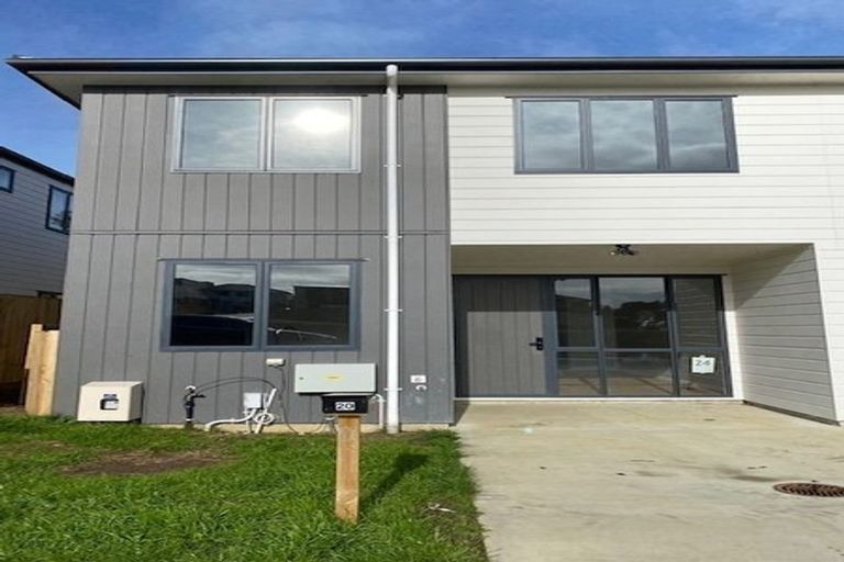 Photo of property in 20 Karoro Road, One Tree Point, 0118