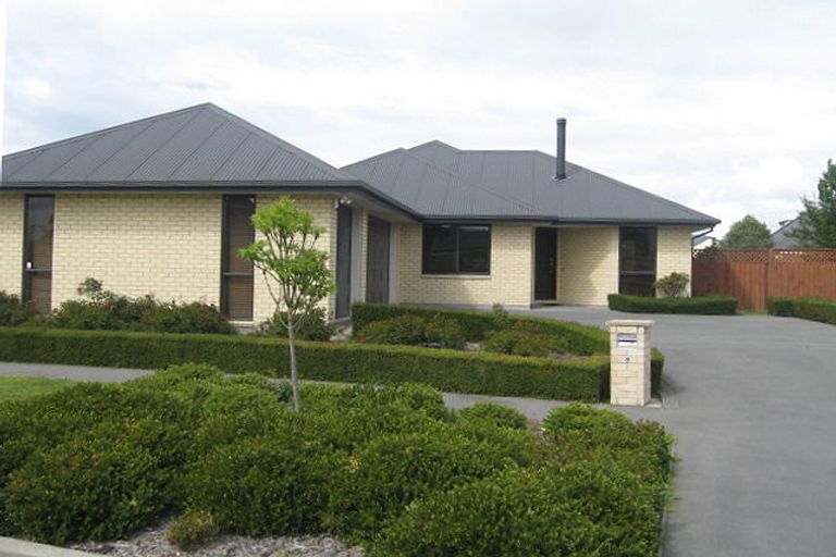Photo of property in 8 Tullamore Place, Casebrook, Christchurch, 8051