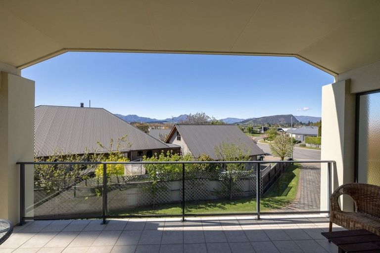 Photo of property in 10 Meadowbrook Place, Wanaka, 9305