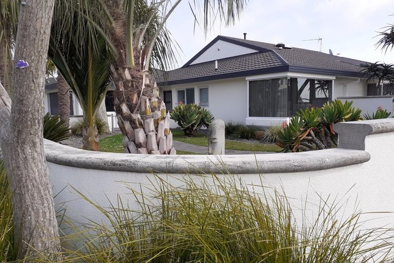 Photo of property in 12 Shelter Grove, Frankleigh Park, New Plymouth, 4310