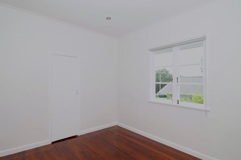 Photo of property in 1/224 Onewa Road, Birkenhead, Auckland, 0626
