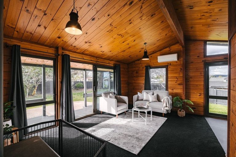 Photo of property in 12 Suzanne Grove, Kelvin Grove, Palmerston North, 4414