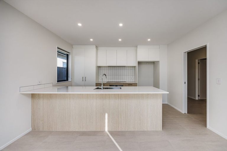 Photo of property in 124 Pepene Avenue, Takanini, Auckland, 2112