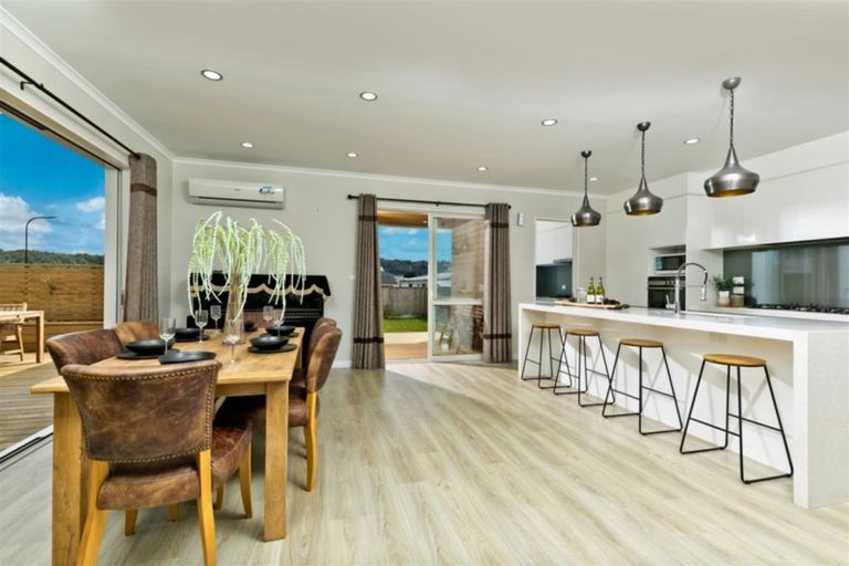 Photo of property in 1 Van Rixel Drive, Kumeu, 0810