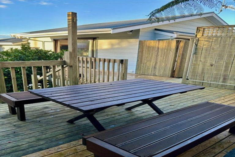Photo of property in 2/11 Sunhaven Avenue, Glenfield, Auckland, 0629