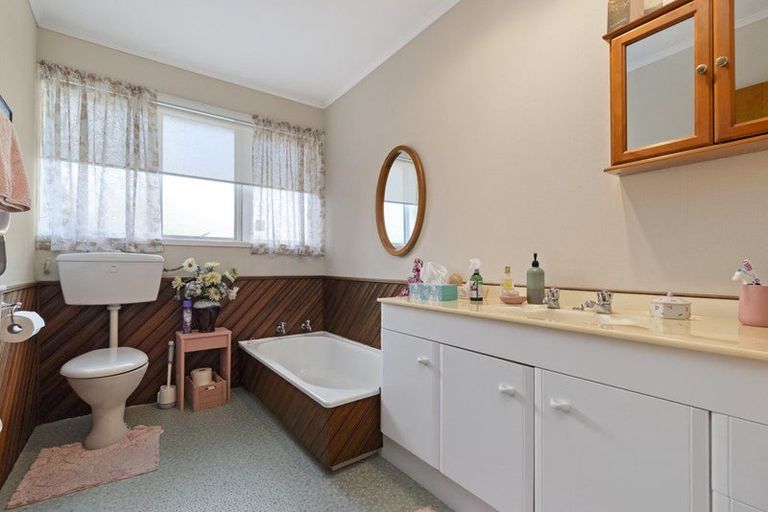 Photo of property in 96 Cardiff Road, Pakuranga, Auckland, 2010