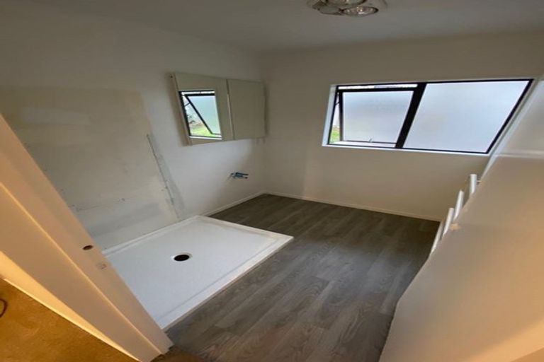 Photo of property in 15 Atlantis Place, Totara Vale, Auckland, 0629