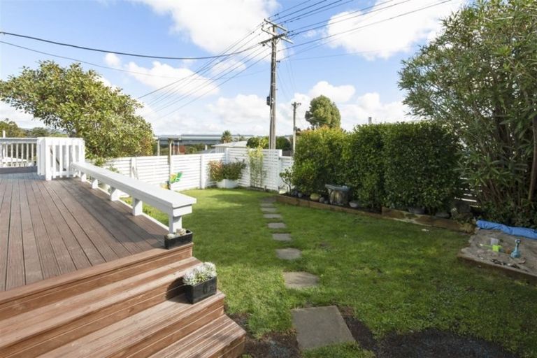 Photo of property in 24 Sylvan Crescent, Te Atatu South, Auckland, 0610