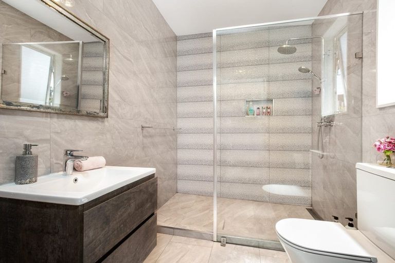 Photo of property in 70 Grande Vue Road, Hillpark, Auckland, 2102