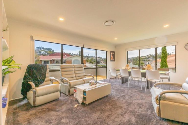 Photo of property in 6 Hogarth Rise, West Harbour, Auckland, 0618