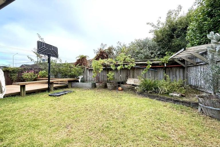 Photo of property in 2/279 Hobsonville Road, Hobsonville, Auckland, 0618