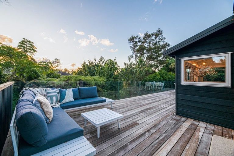 Photo of property in 22 Woodfern Crescent, Titirangi, Auckland, 0604