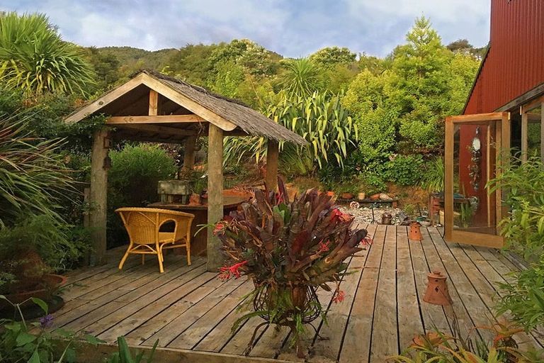 Photo of property in 76 Top Town Place, Coromandel, 3506