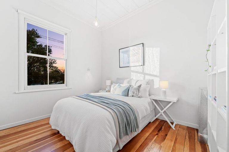 Photo of property in 21 Clarence Road, Northcote Point, Auckland, 0627