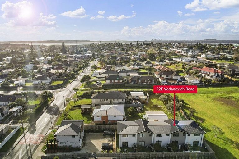 Photo of property in 52e Vodanovich Road, Te Atatu South, Auckland, 0610