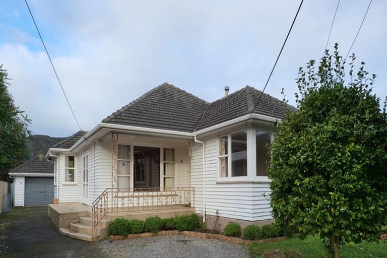 Photo of property in 124 Cambridge Terrace, Fairfield, Lower Hutt, 5011