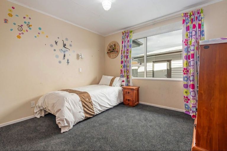 Photo of property in 22 Motuoapa Place, Kelvin Grove, Palmerston North, 4414