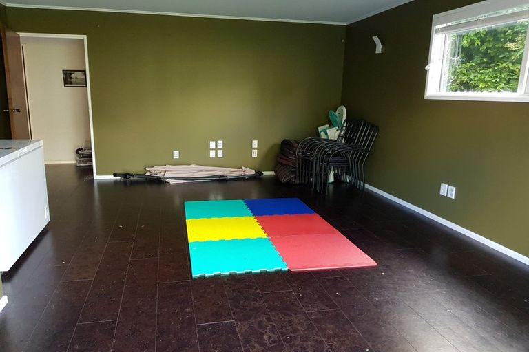 Photo of property in 139 Taylor Terrace, Tawa, Wellington, 5028