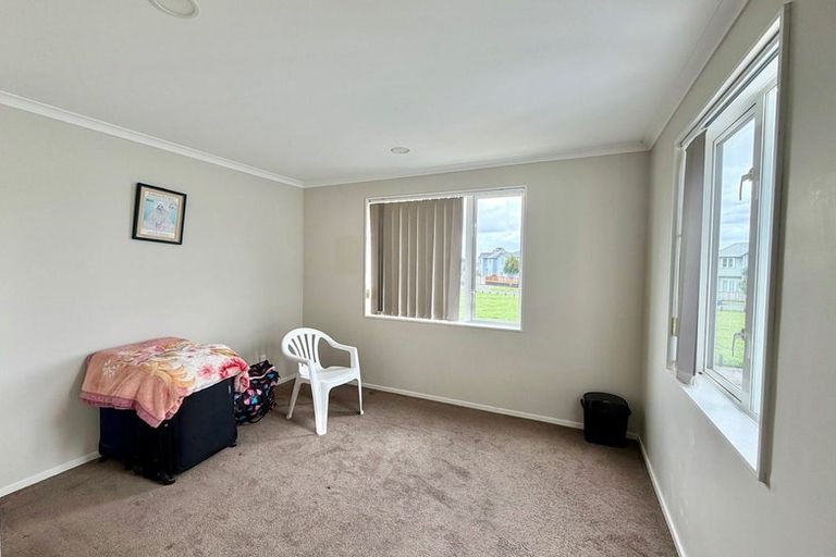 Photo of property in 21 Stitchbird Crescent, Papakura, 2110