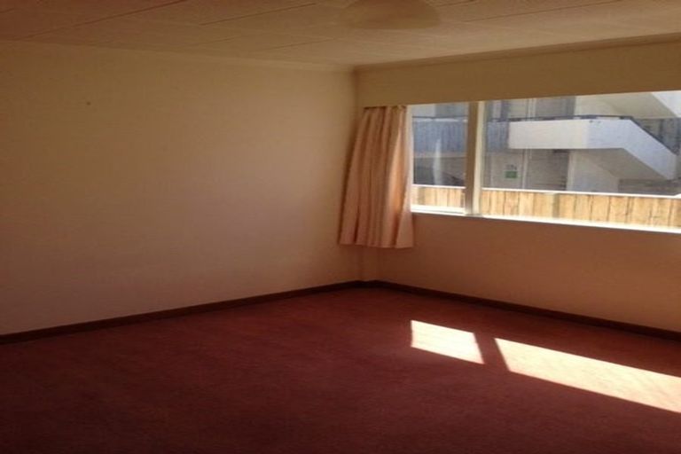 Photo of property in Westgate Flats, 4/36 Queen Street, Mount Victoria, Wellington, 6011