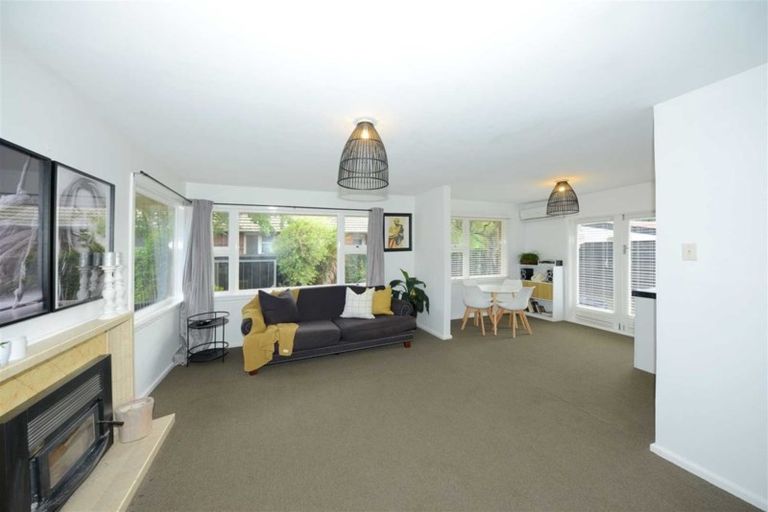 Photo of property in 338 Memorial Avenue, Burnside, Christchurch, 8053