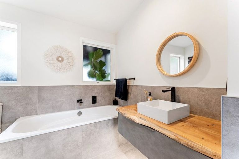Photo of property in 73 Roberts Road, Matakatia, Whangaparaoa, 0930