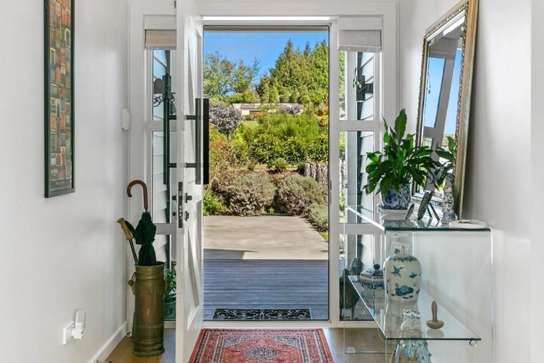 Photo of property in 98 Loch Views Road, Acacia Bay, Taupo, 3385