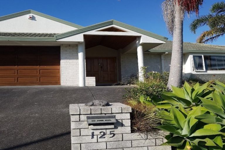 Photo of property in 125 Golfland Drive, Golflands, Auckland, 2013